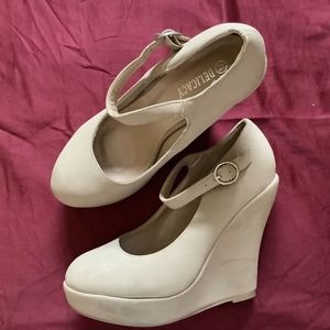 Beige Wedges Size 7 1/2 Women's